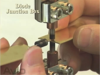 写真：ダイオードのリードとジャンクションBOXの端子板の溶接