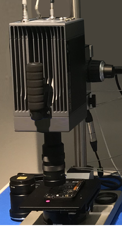 顕微鏡レンズは、ワーキングディスタンスWD：レンズ先端から対象物までの距離）が長く設計されており、<br>実験用の空間を広く確保できます。※例）15μm顕微鏡レンズ(WD:19.5㎝)
